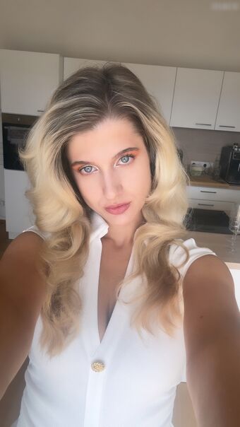 anna.lo Nahé Úniky OnlyFans Fotka 2