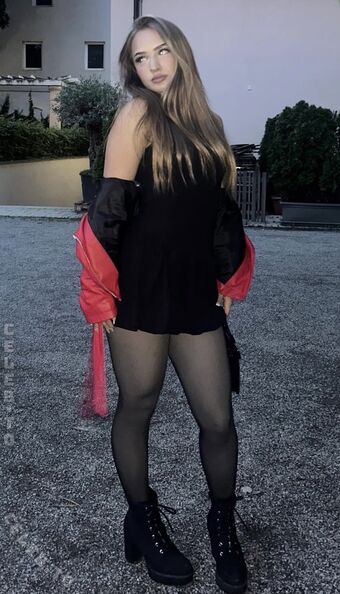 Athinque Nahé Úniky OnlyFans Fotka 12