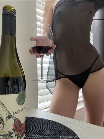 authenticallytipsy Nahé Úniky OnlyFans Fotka 1