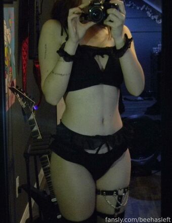 beehasleft Nahé Úniky OnlyFans Fotka 12