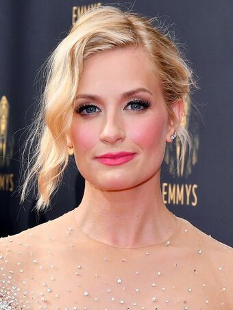 Beth Behrs Nahé Úniky OnlyFans Fotka 82