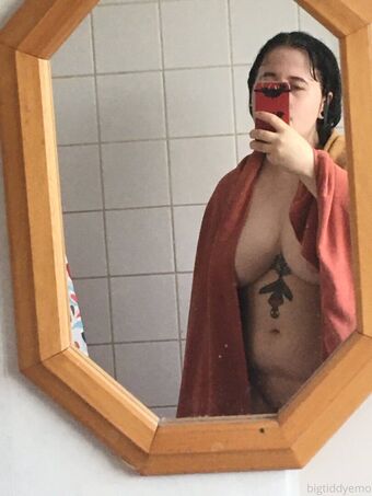 bigtiddyemo Nahé Úniky OnlyFans Fotka 6