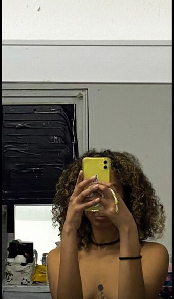 Curlysara Nahé Úniky OnlyFans Fotka 2