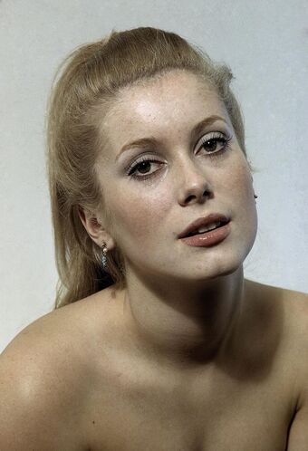Deneuve Nahé Úniky OnlyFans Fotka 14