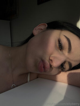 ellyberry Nahé Úniky OnlyFans Fotka 1