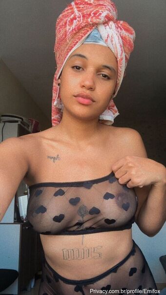 Emi Fox Nahé Úniky OnlyFans Fotka 10