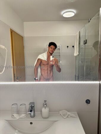 ethanfree Nahé Úniky OnlyFans Fotka 12