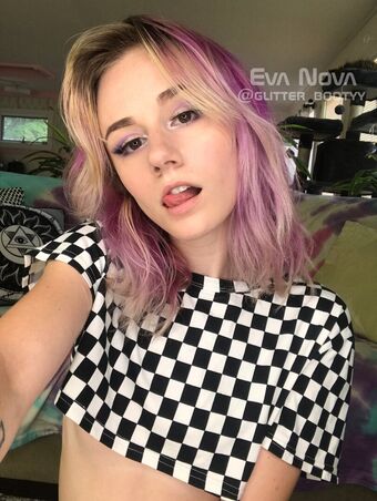 Eva Nova Nahé Úniky OnlyFans Fotka 6