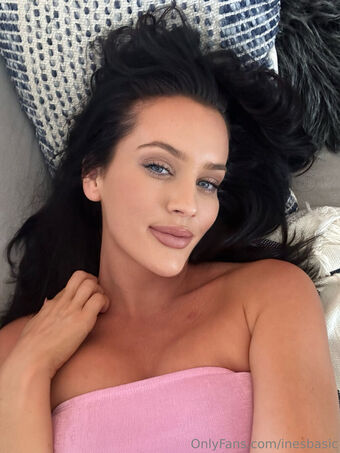 Ines Basic Nahé Úniky OnlyFans Fotka 7