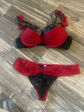 kellylilred Nahé Úniky OnlyFans Fotka 18