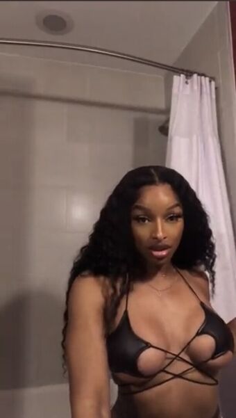 LayahsTs Nahé Úniky OnlyFans Fotka 2