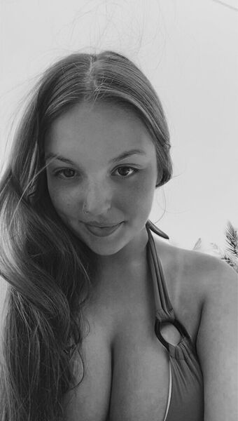 Lilli Applegate Nahé Úniky OnlyFans Fotka 4