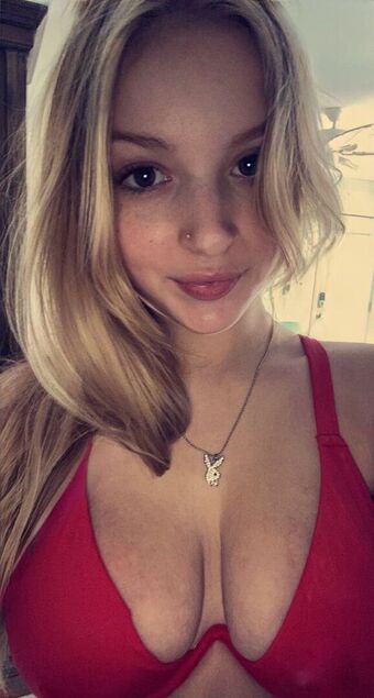 Lilli Applegate Nahé Úniky OnlyFans Fotka 9