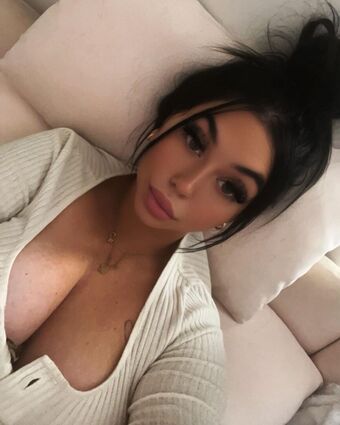 Mbou_ Nahé Úniky OnlyFans Fotka 2