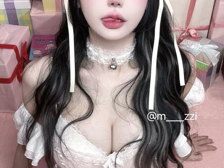 Mo_zzi Nahé Úniky OnlyFans Fotka 9