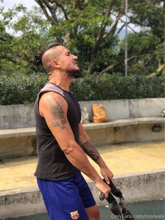 monvalx Nahé Úniky OnlyFans Fotka 2