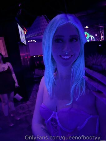 queenofbootyy__