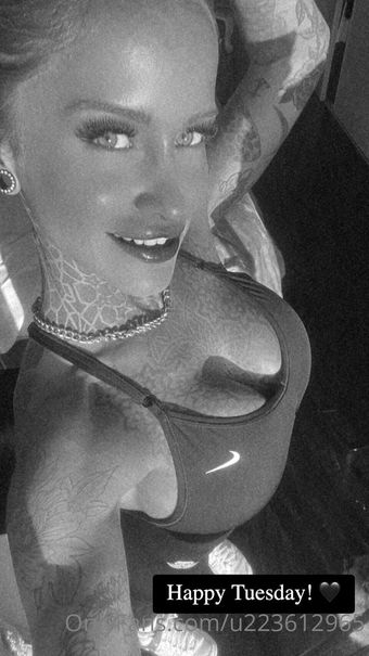 R33 Nahé Úniky OnlyFans Fotka 3