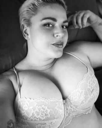Rawlyssa Nahé Úniky OnlyFans Fotka 2