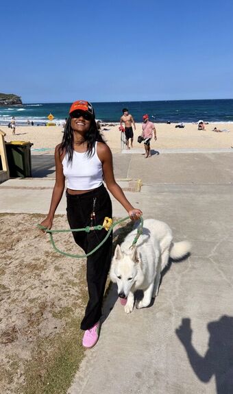 Simone Ashley Nahé Úniky OnlyFans Fotka 125