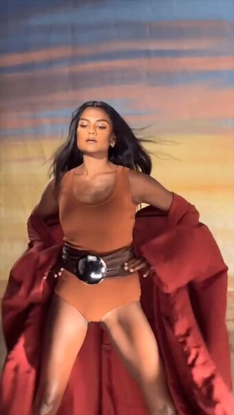 Simone Ashley Nahé Úniky OnlyFans Fotka 127