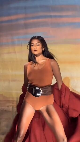 Simone Ashley Nahé Úniky OnlyFans Fotka 128