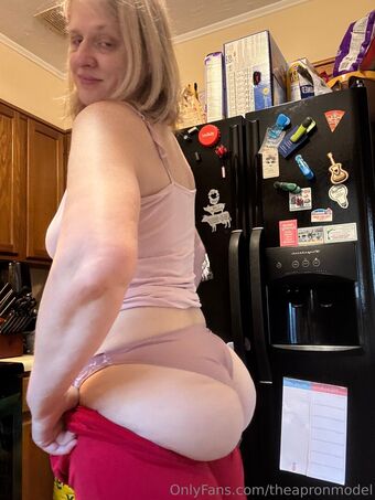 theapronmodel Nahé Úniky OnlyFans Fotka 1