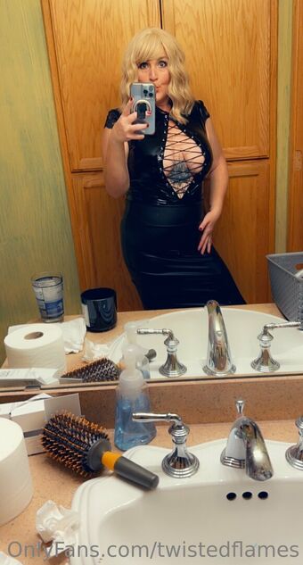twistedflames Nahé Úniky OnlyFans Fotka 8